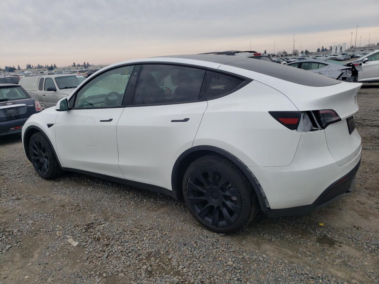 Obraz 2 z 2023 TESLA MODEL Y  2023 z VIN 7SAYGAEE1PF614692