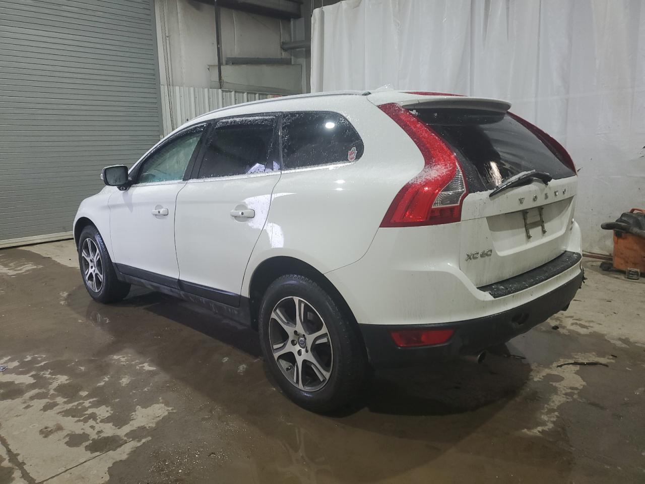 Image 2 of 2013 VOLVO XC60 T6 2013 with VIN YV4902DZ2D2379229