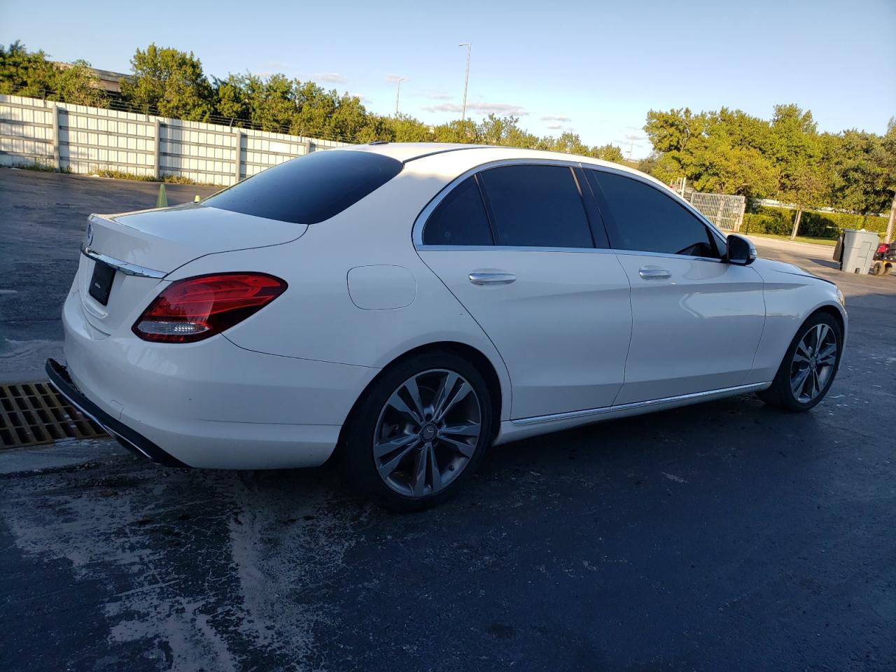 Obraz 3 z 2017 MERCEDES-BENZ C 300 2017 z VIN 55SWF4JB3HU207591