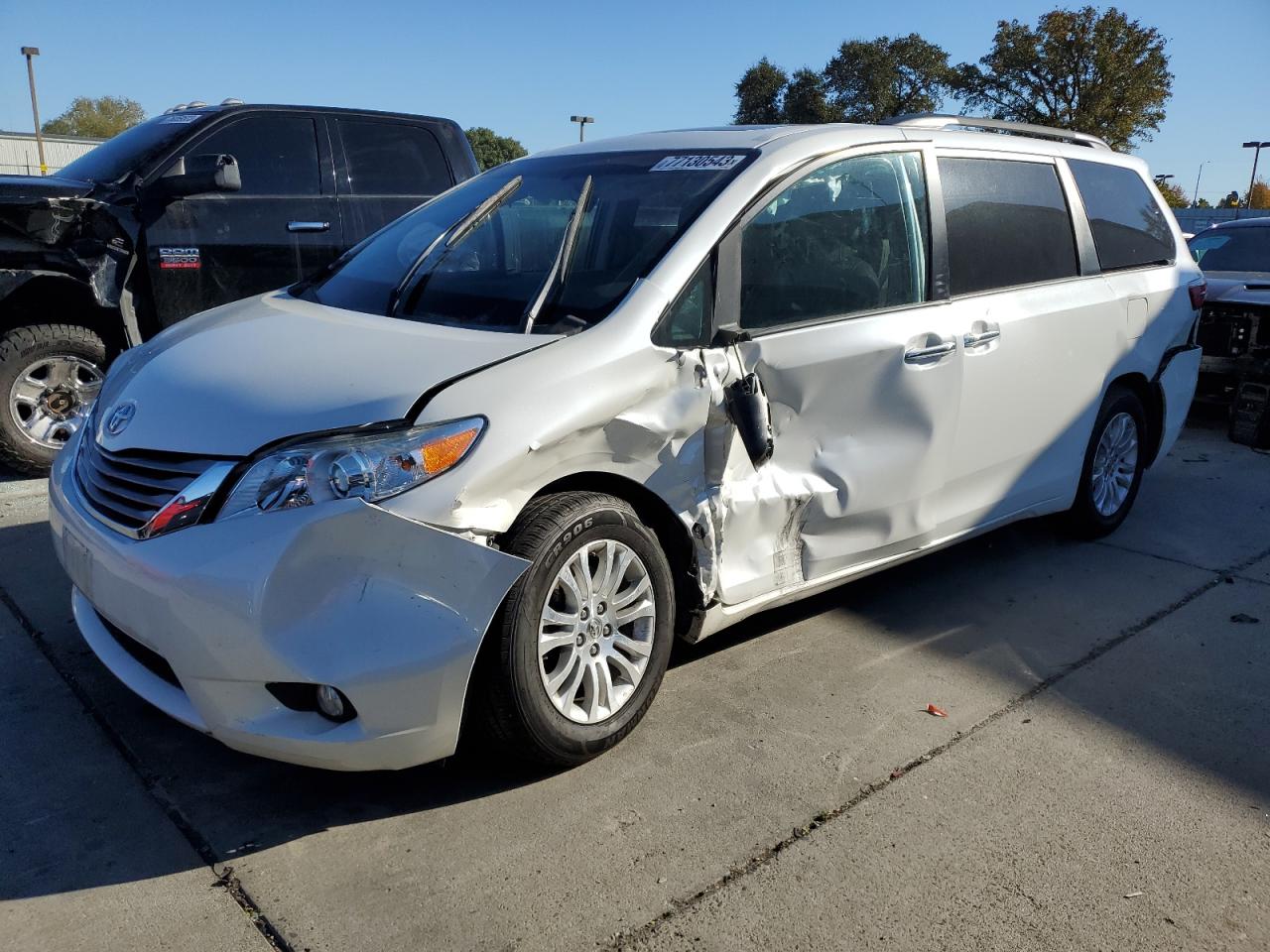 Image 1 of 2015 TOYOTA SIENNA XLE 2015 with VIN 5TDYK3DC2FS647055