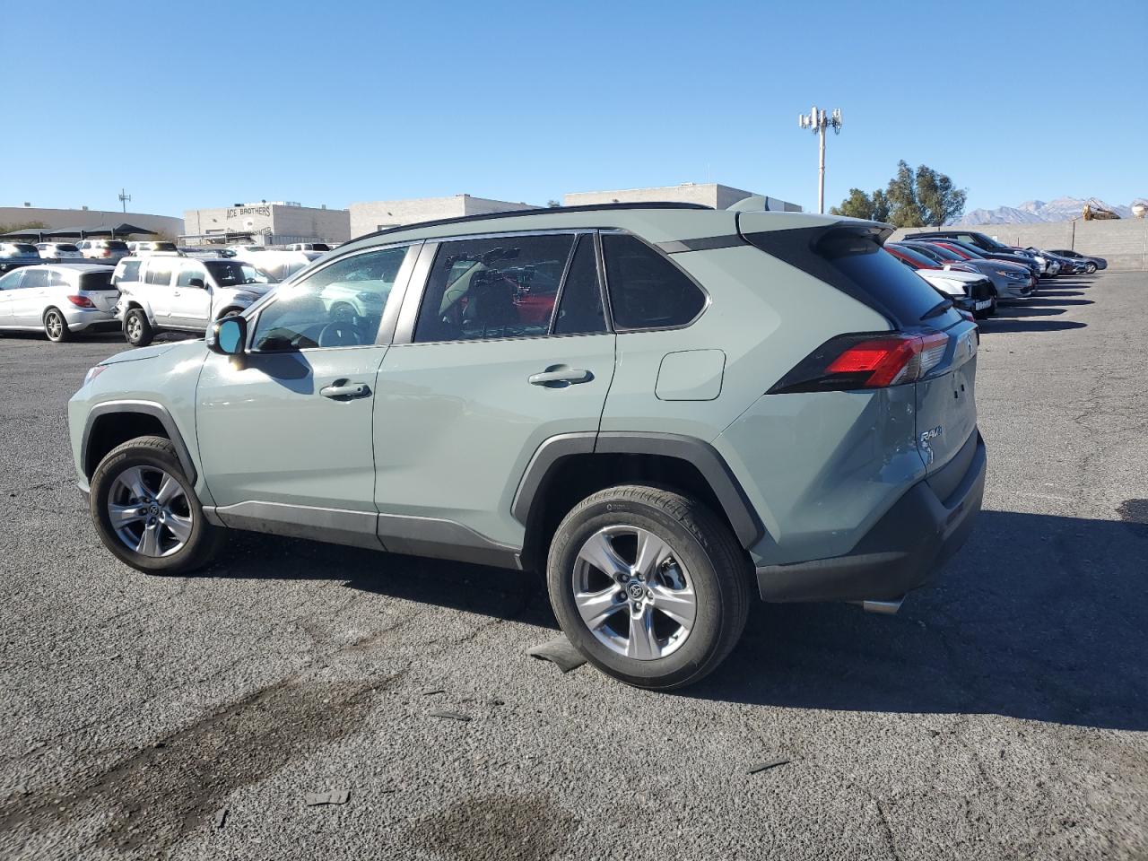 Изображение 2 2023 TOYOTA RAV4 XLE 2023 с VIN 2T3W1RFVXPW265951