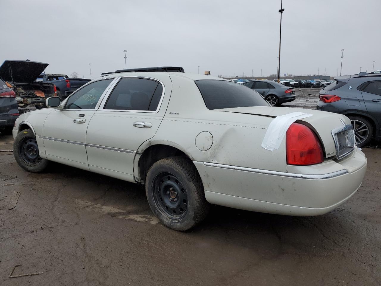 Image 2 of 2006 LINCOLN TOWN CAR SIGNATURE 2006 with VIN 1LNHM81V96Y613868