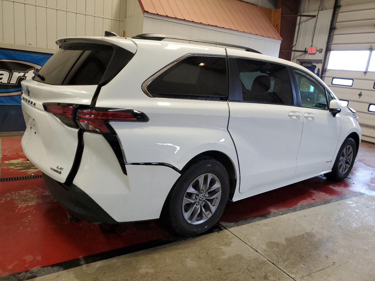 Obraz 3 z 2021 TOYOTA SIENNA LE 2021 z VIN 5TDKSKFC6MS040229