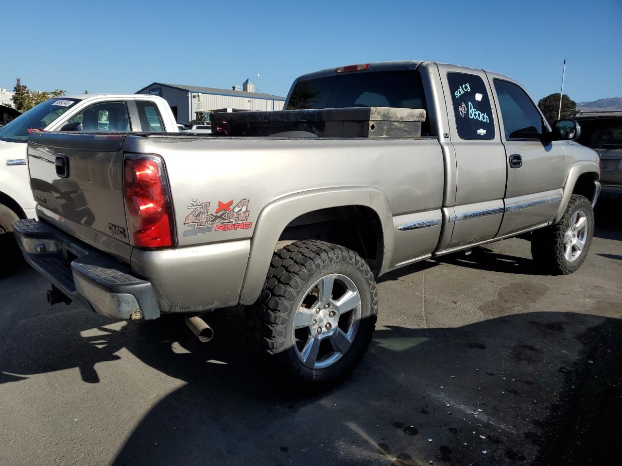 Image 3 of 2000 GMC NEW SIERRA K1500 2000 with VIN 2GTEK19T8Y1381146