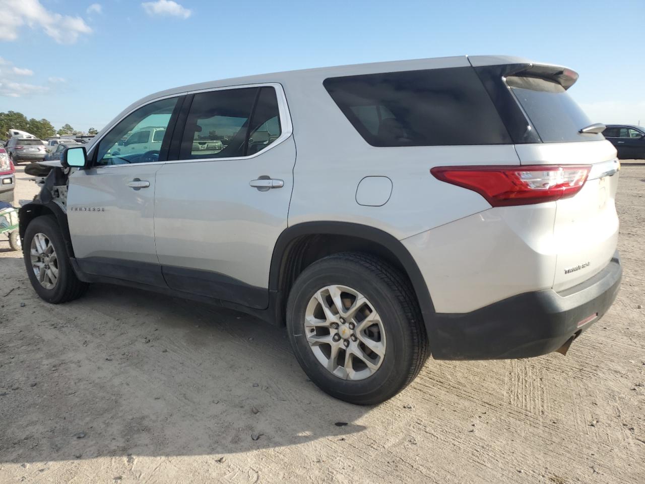 Изображение 2 2020 CHEVROLET TRAVERSE LS 2020 с VIN 1GNERFKWXLJ271718