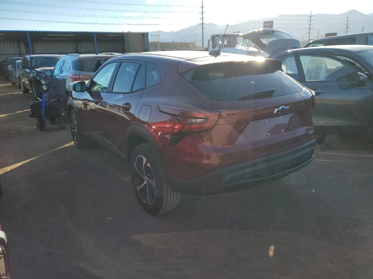 Изображение 2 2024 CHEVROLET TRAX 1RS 2024 с VIN KL77LGE22RC073646