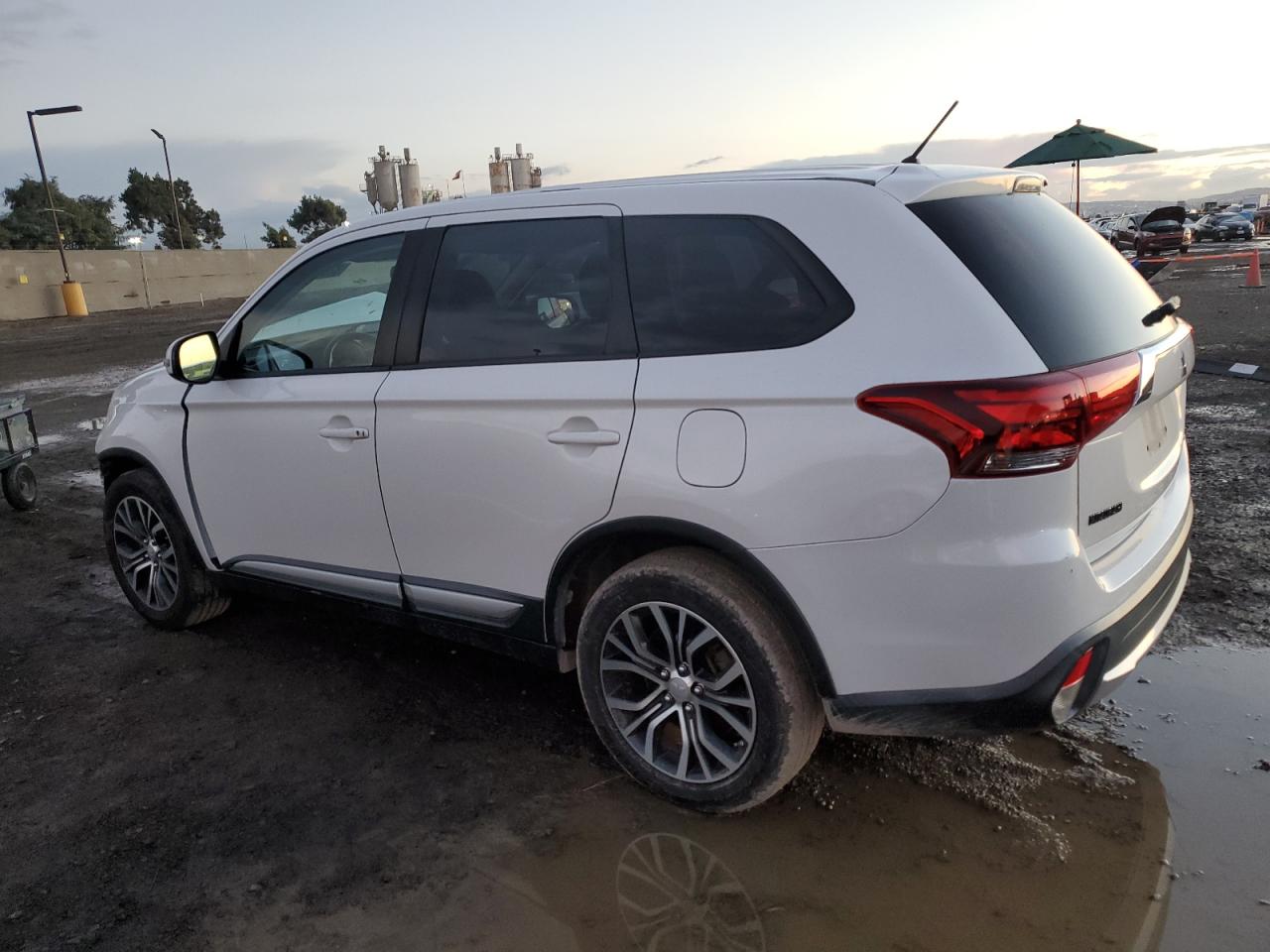 Image 2 of 2016 MITSUBISHI OUTLANDER SE 2016 with VIN JA4AD3A33GZ062575