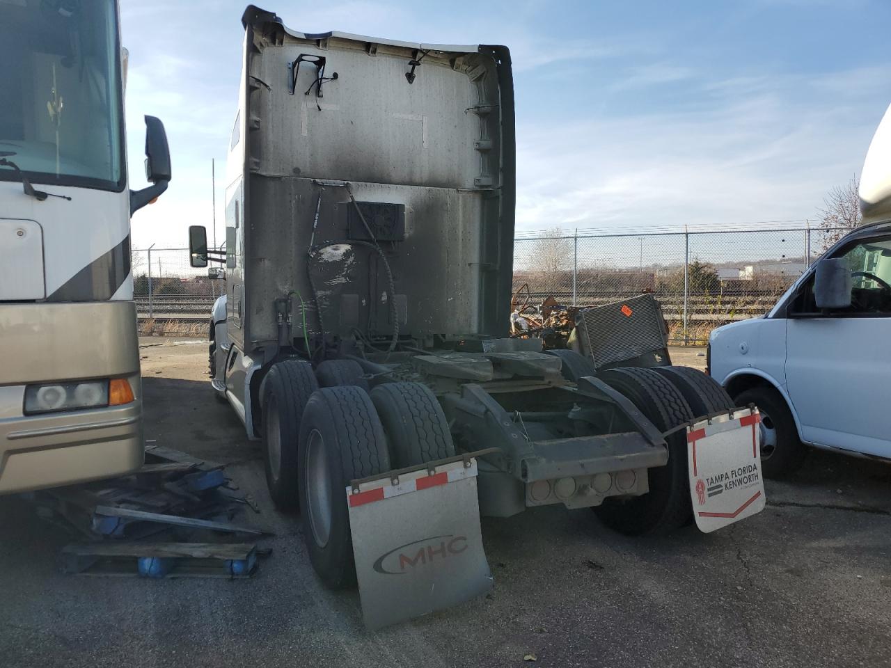 Image 3 of 2018 KENWORTH CONSTRUCTION T680 2018 with VIN 1XKYDP9X5JJ203496