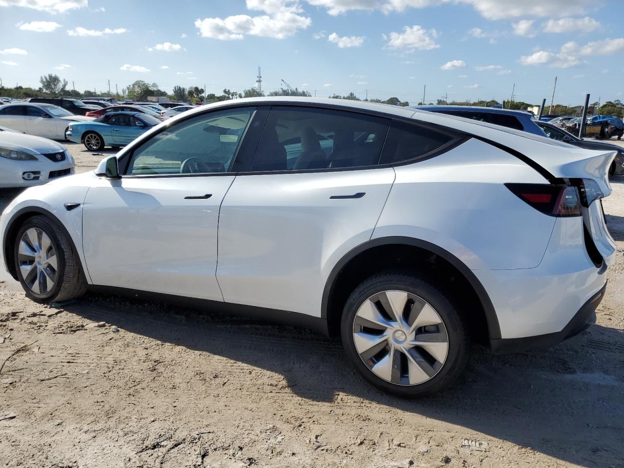 Изображение 2 2023 TESLA MODEL Y  2023 с VIN 7SAYGDEE2PA161715