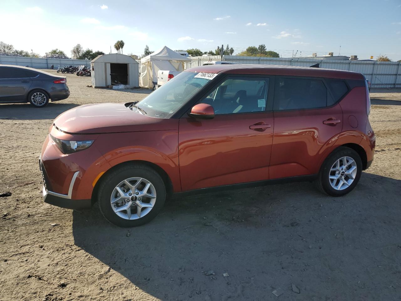 Obraz 1 z 2023 KIA SOUL LX 2023 z VIN KNDJ23AUXP7851452