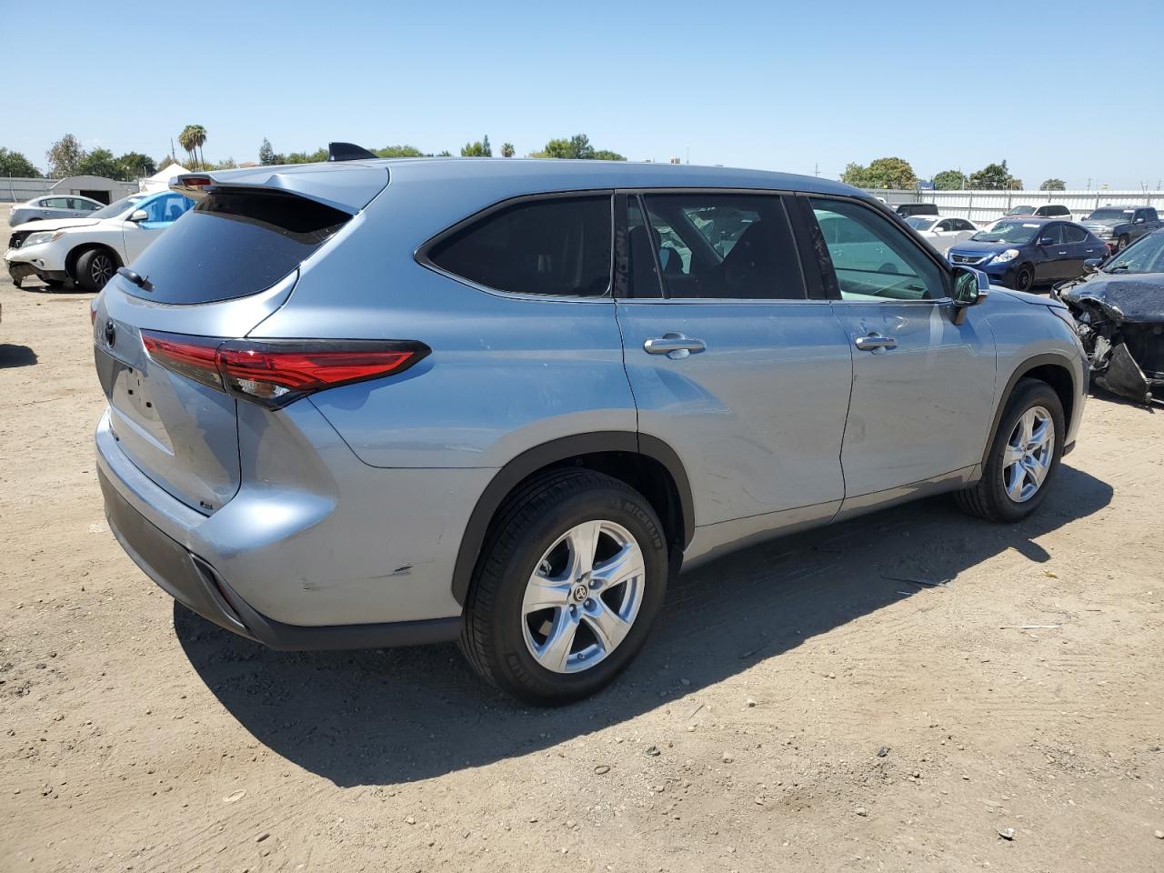 Obraz 3 z 2022 TOYOTA HIGHLANDER L 2022 z VIN 5TDZZRAH9NS134905