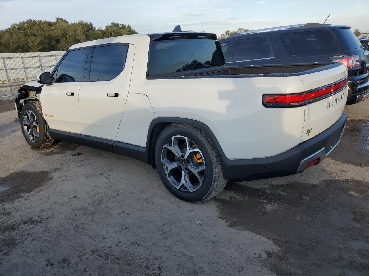 Image 2 of 2022 RIVIAN R1T ADVENTURE 2022 with VIN 7FCTGAAA4NN013635