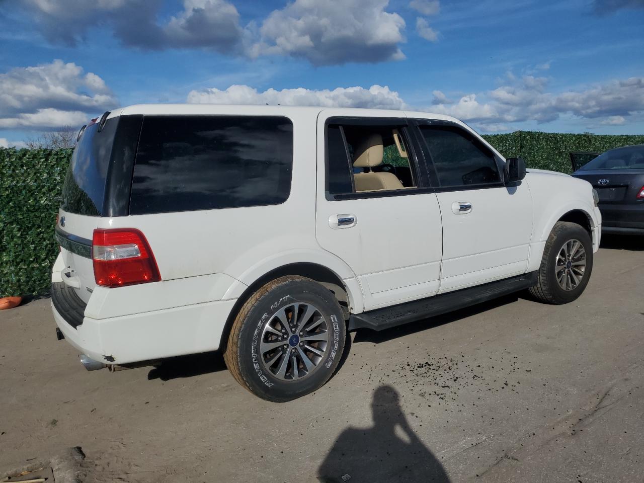 Image 3 of 2015 FORD EXPEDITION XLT 2015 with VIN 1FMJU1HT8FEF25280