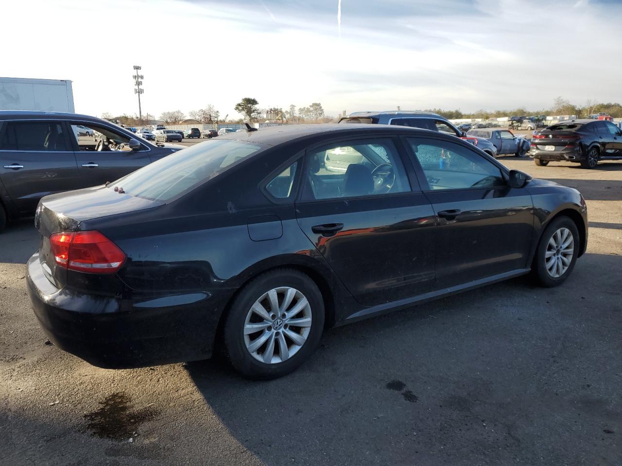 Изображение 3 2012 VOLKSWAGEN PASSAT S 2012 с VIN 1VWAP7A36CC015703