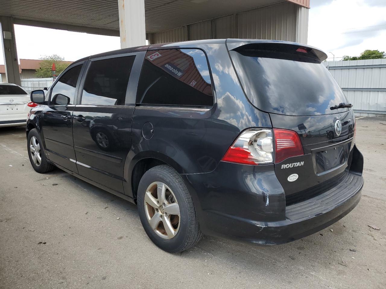 Image 2 of 2010 VOLKSWAGEN ROUTAN SE 2010 with VIN 2V4RW3D17AR296299