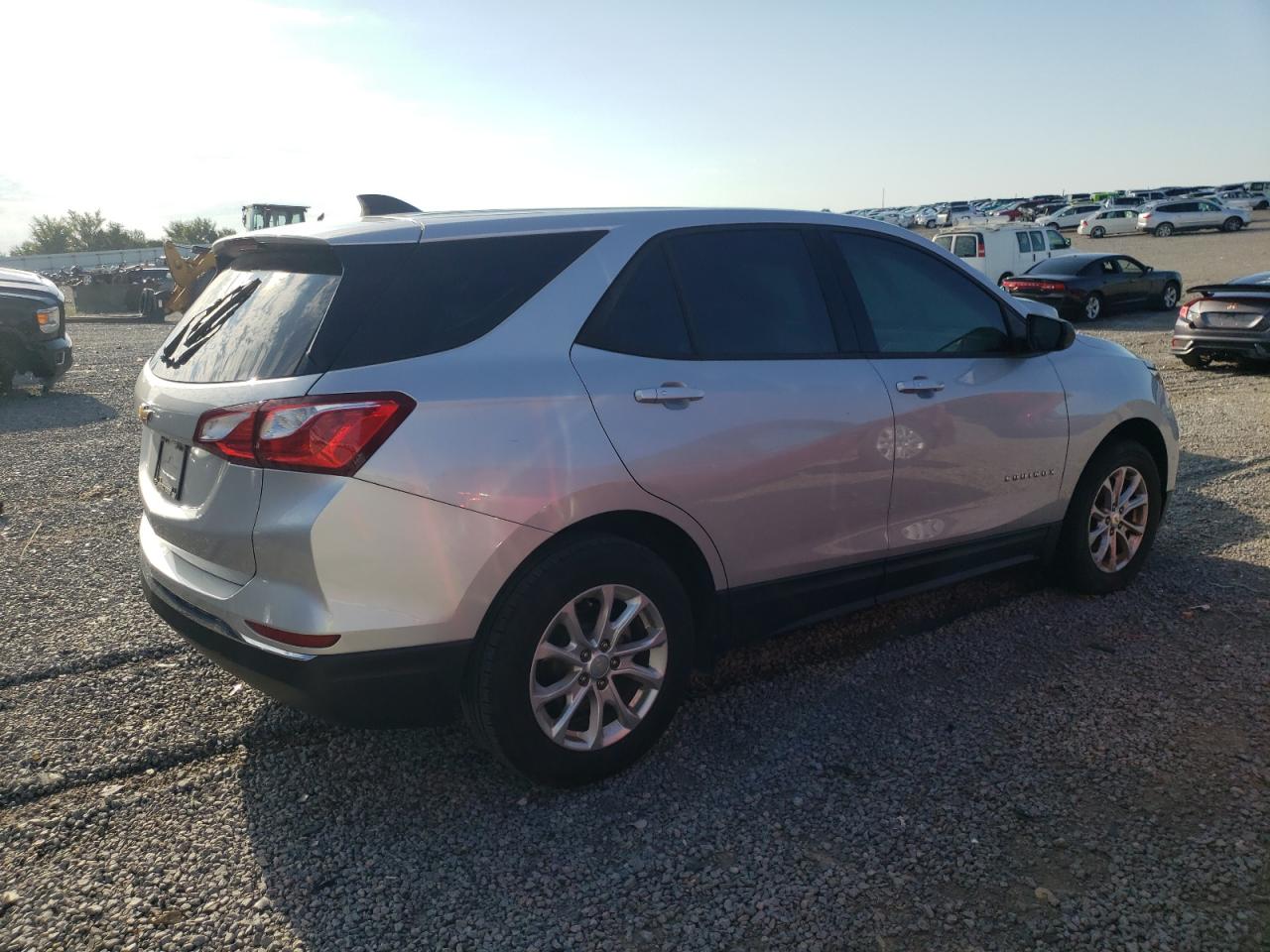 Obraz 3 z 2018 CHEVROLET EQUINOX LS 2018 z VIN 2GNAXHEV6J6133011