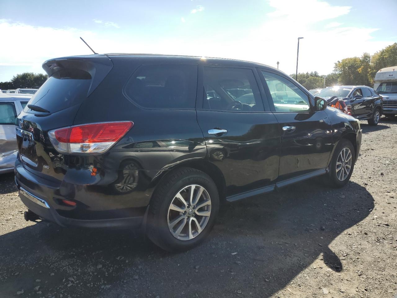 Image 3 of 2014 NISSAN PATHFINDER S 2014 with VIN 5N1AR2MM9EC617157