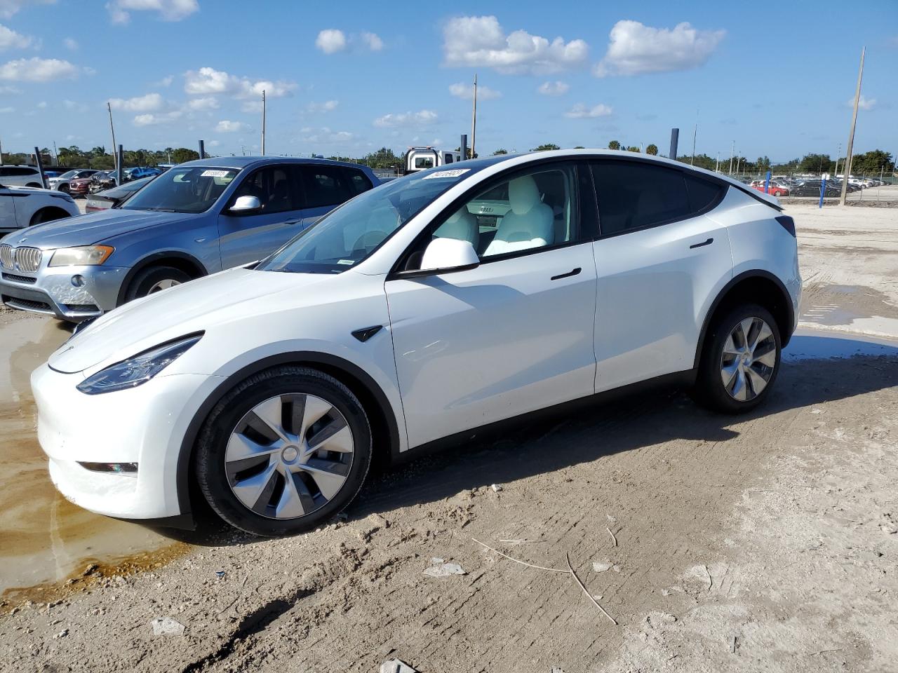 Изображение 1 2023 TESLA MODEL Y  2023 с VIN 7SAYGDEE2PA161715
