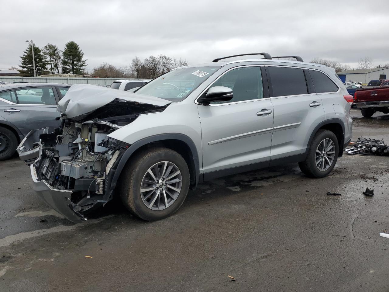 Image 1 of 2019 TOYOTA HIGHLANDER SE 2019 with VIN 5TDJZRFH6KS614451
