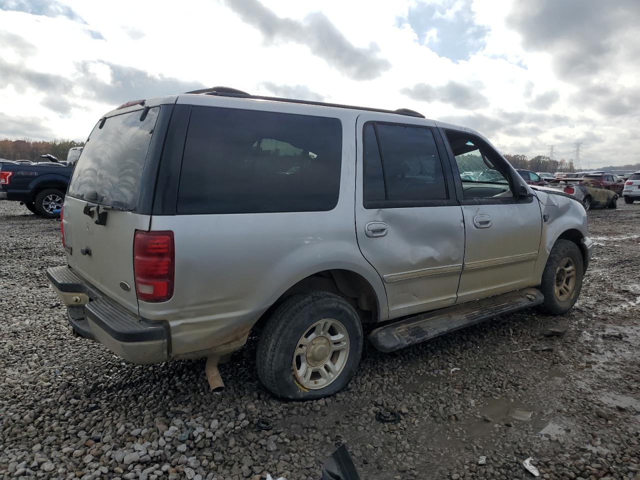 Image 3 of 2002 FORD EXPEDITION XLT 2002 with VIN 1FMRU15W02LA31406