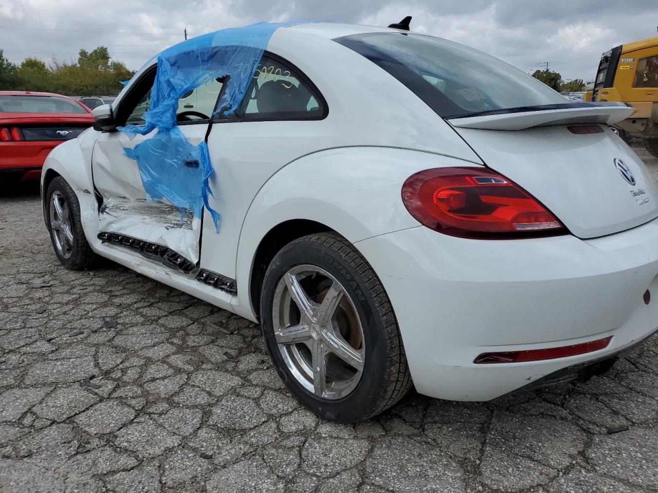Image 2 of 2017 VOLKSWAGEN BEETLE 1.8T 2017 with VIN 3VWF17AT0HM624752