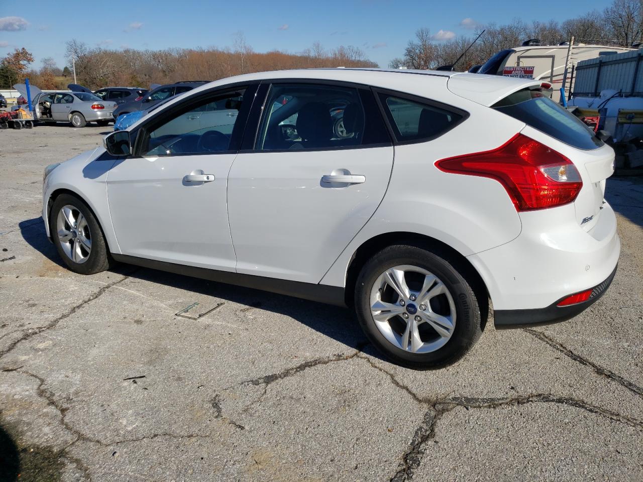 Image 2 of 2014 FORD FOCUS SE 2014 with VIN 1FADP3K20EL272668