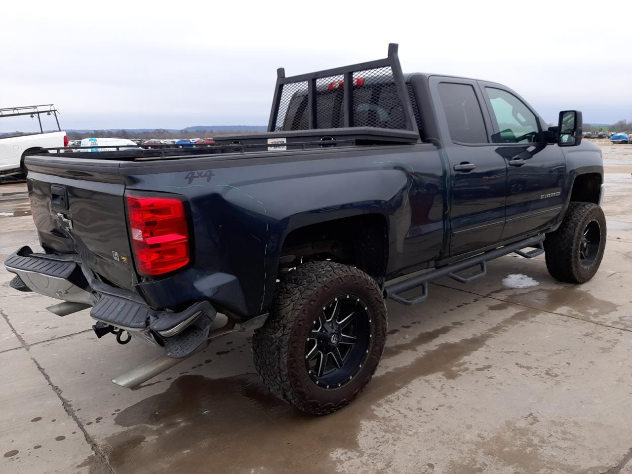 Image 3 of 2019 CHEVROLET SILVERADO LD K1500 LT 2019 with VIN 2GCVKPEC6K1105323