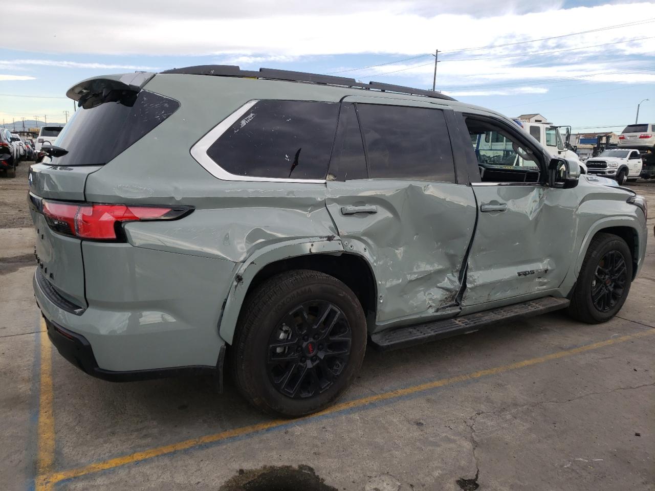 Obraz 3 z 2023 TOYOTA SEQUOIA SR5 2023 z VIN 7SVAAAAA6PX001384