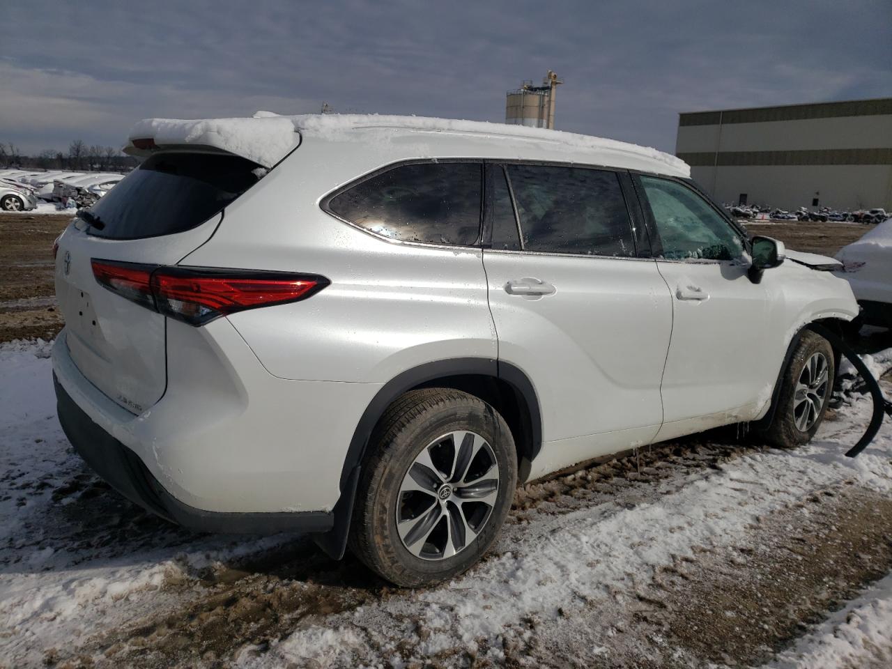 Изображение 3 2022 TOYOTA HIGHLANDER XLE 2022 с VIN 5TDGZRBH1NS201535