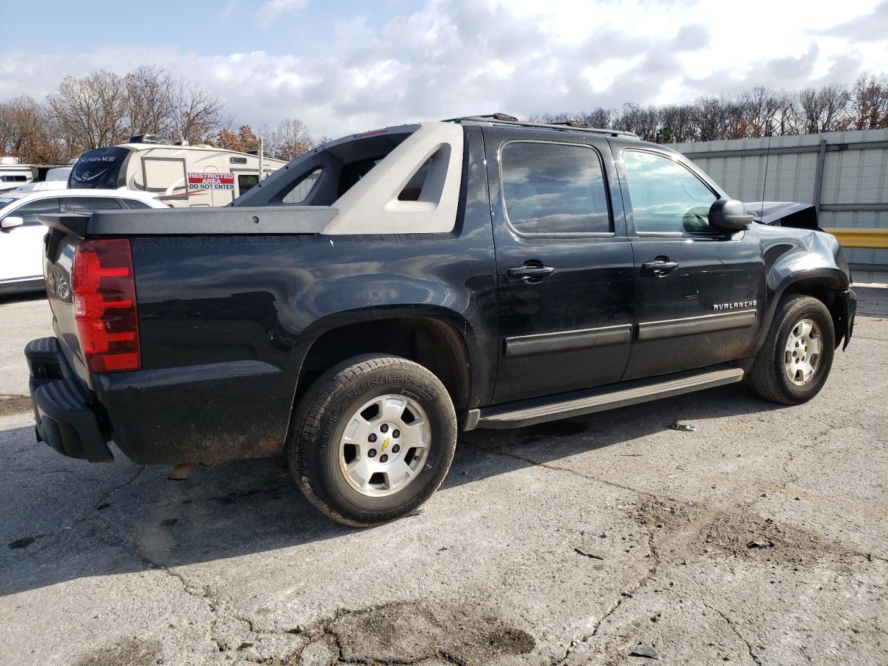 Image 3 of 2011 CHEVROLET AVALANCHE LS 2011 with VIN 3GNTKEE3XBG101656