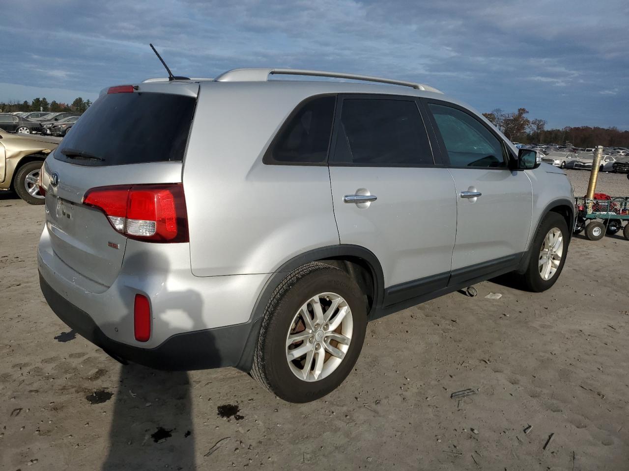 Изображение 3 2015 KIA SORENTO LX 2015 с VIN 5XYKT4A62FG636206