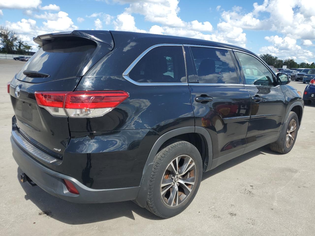 Image 3 of Toyota Highlander Le 2019 with VIN 5TDBZRFH8KS970694