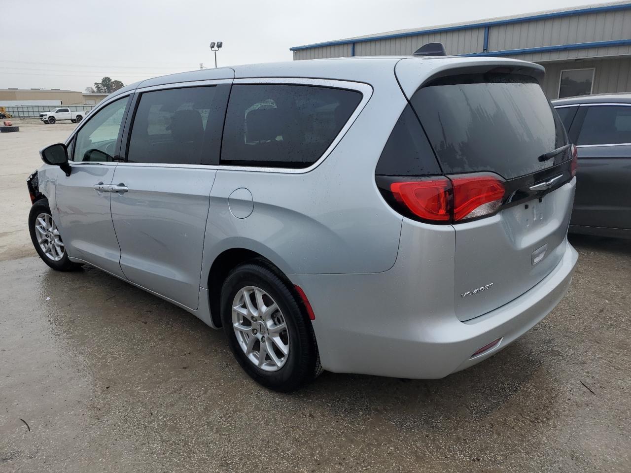 Изображение 2 2023 CHRYSLER VOYAGER LX 2023 с VIN 2C4RC1CG2PR519855