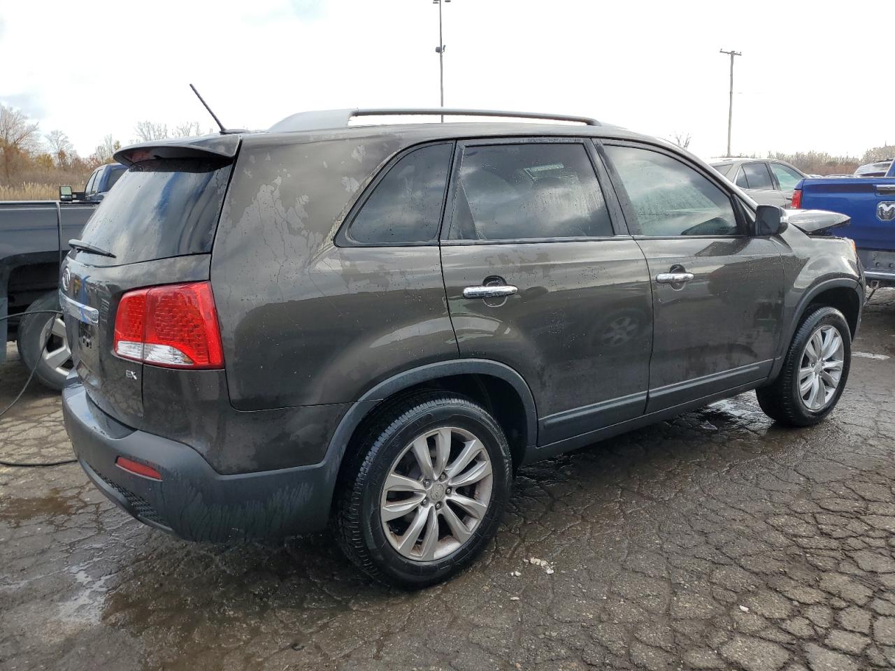 Image 3 of 2011 KIA SORENTO EX 2011 with VIN 5XYKU4A16BG152065