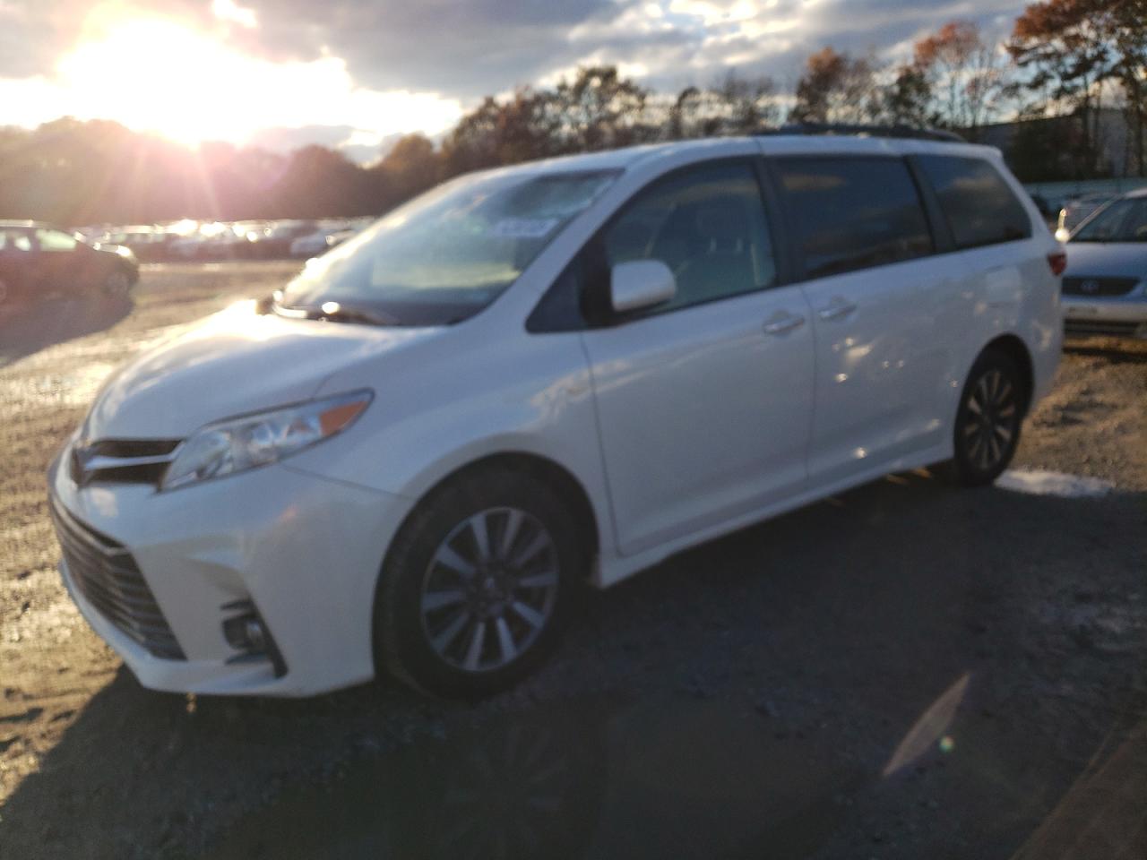 Image 1 of 2018 TOYOTA SIENNA XLE 2018 with VIN 5TDDZ3DC7JS208369