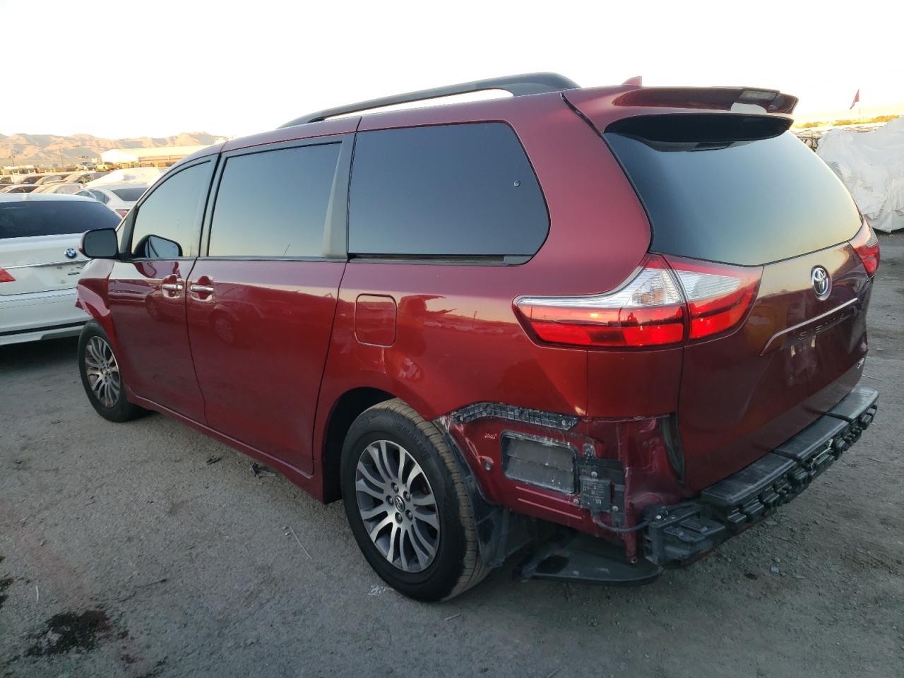 Изображение 2 2018 TOYOTA SIENNA XLE 2018 с VIN 5TDYZ3DC1JS909927
