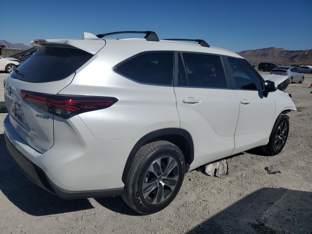 Obraz 3 z 2023 TOYOTA HIGHLANDER HYBRID XLE 2023 z VIN 5TDKARAH0PS019900