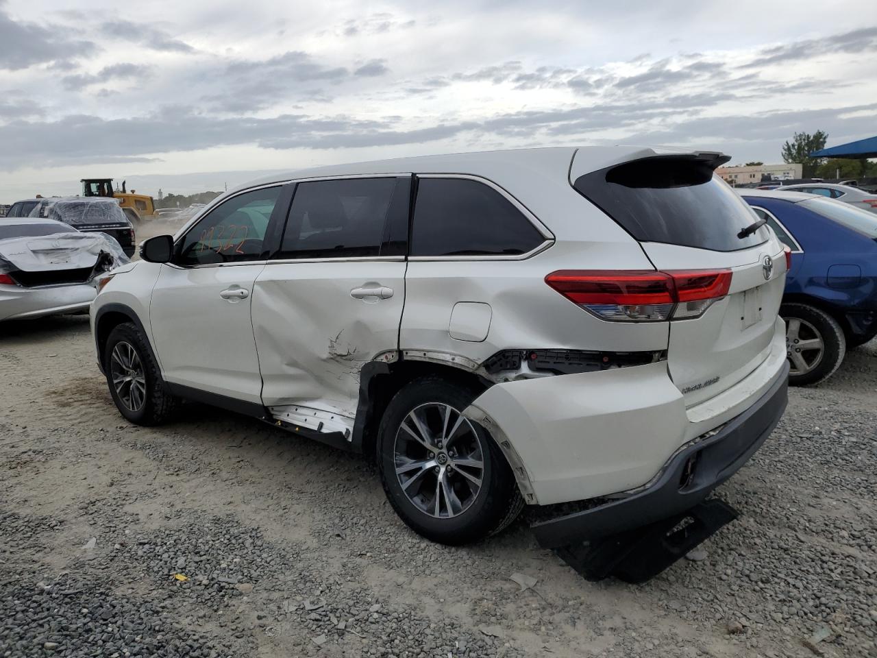 Изображение 2 2019 TOYOTA HIGHLANDER LE 2019 с VIN 5TDZARFH8KS044253