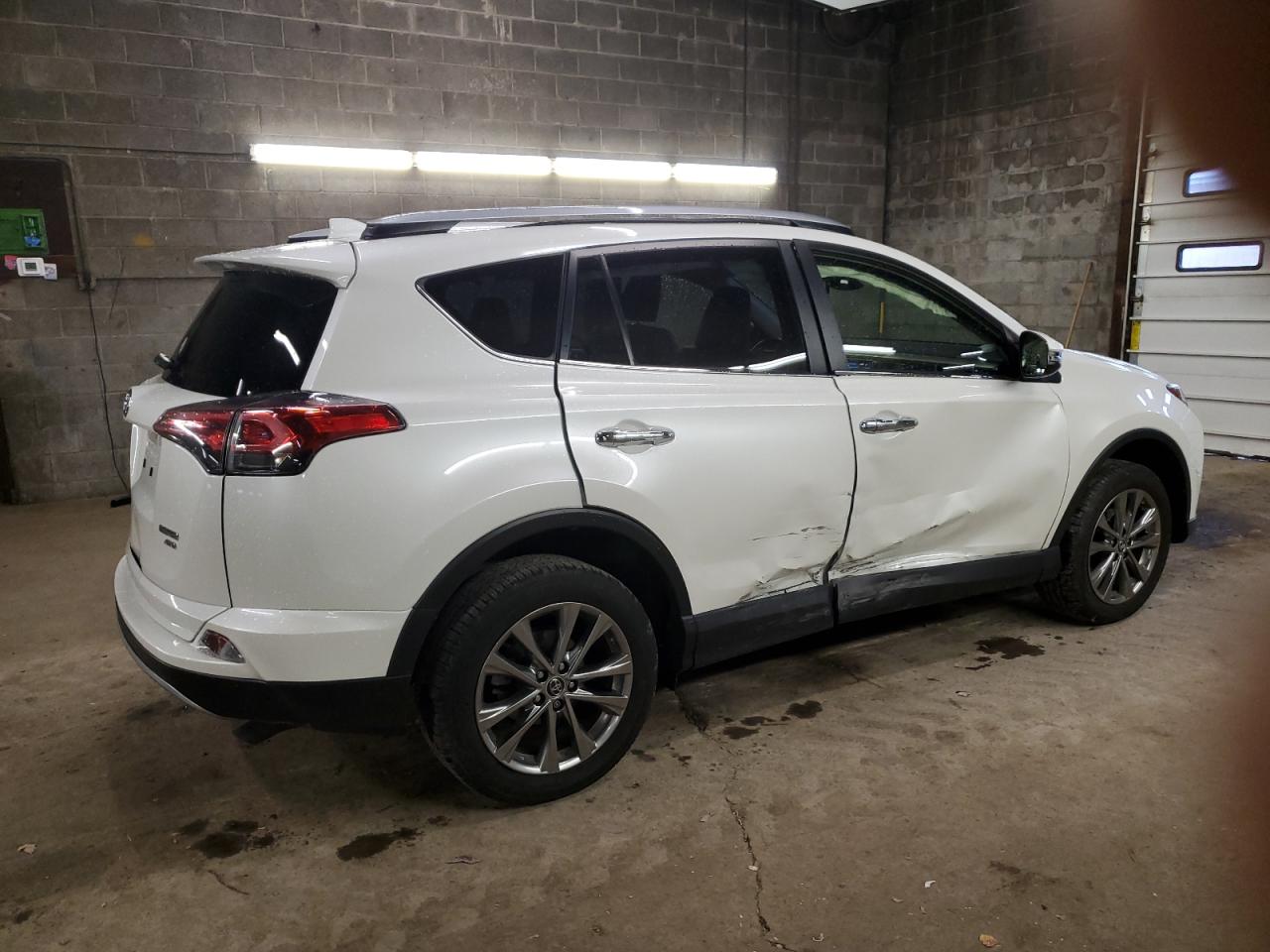 Изображение 3 2018 TOYOTA RAV4 LIMITED 2018 с VIN JTMDFREV6JJ747929