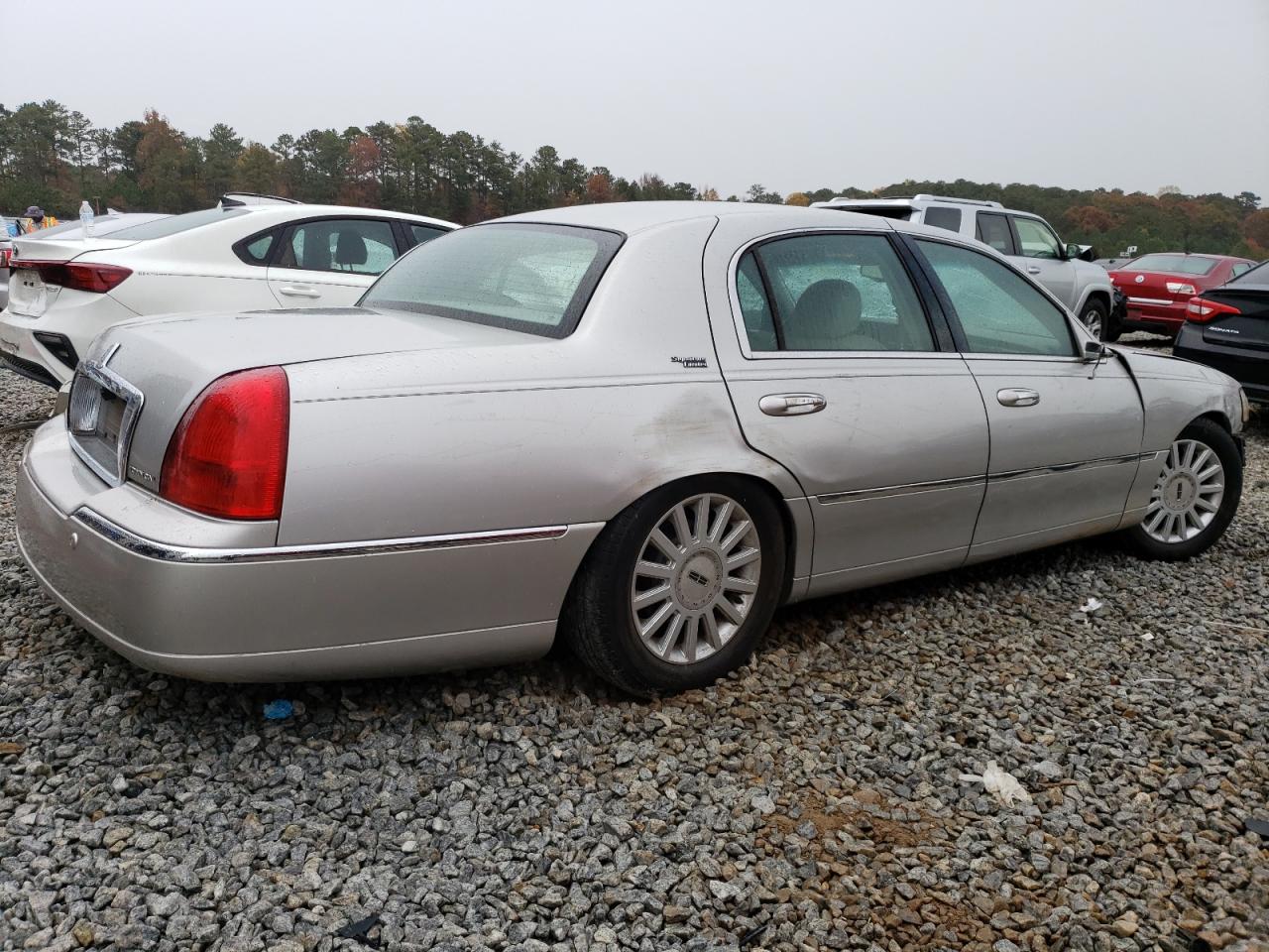 Image 3 of 2005 LINCOLN TOWN CAR SIGNATURE LIMITED 2005 with VIN 1LNHM82W85Y615763