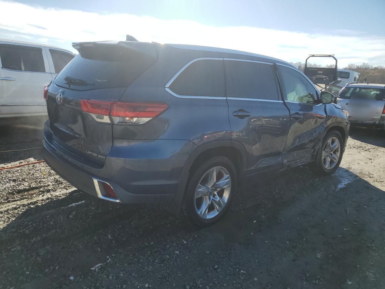 Image 3 of 2017 TOYOTA HIGHLANDER LIMITED 2017 with VIN 5TDDZRFH4HS405831