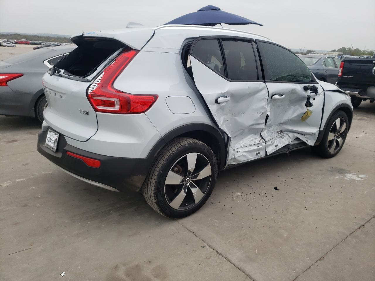 Image 3 of 2020 VOLVO XC40 T5 MOMENTUM 2020 with VIN YV4162UK3L2259811