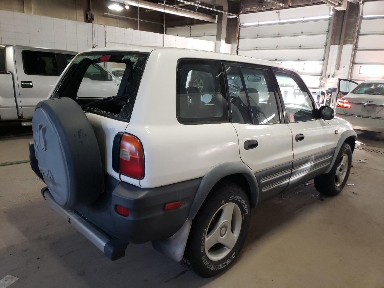 Obraz 3 z 1997 TOYOTA RAV4  1997 z VIN JT3HP10V4V7039788