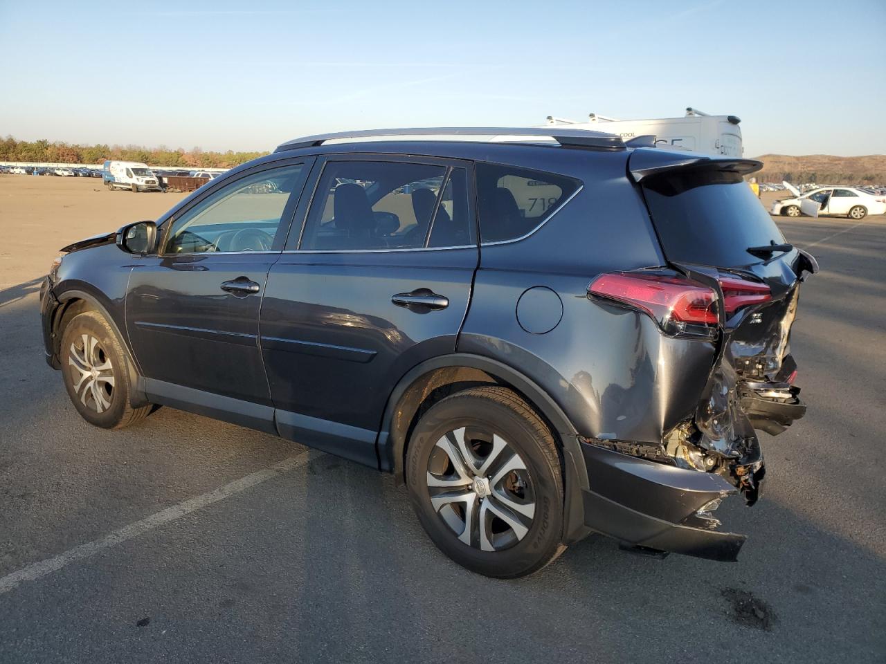 Изображение 2 2018 TOYOTA RAV4 LE 2018 с VIN JTMBFREV1JJ214006