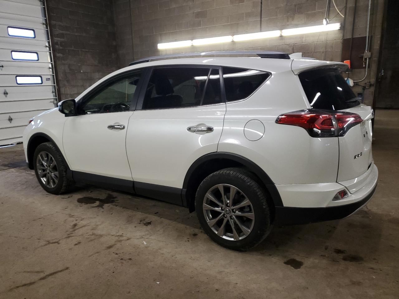 Изображение 2 2018 TOYOTA RAV4 LIMITED 2018 с VIN JTMDFREV6JJ747929