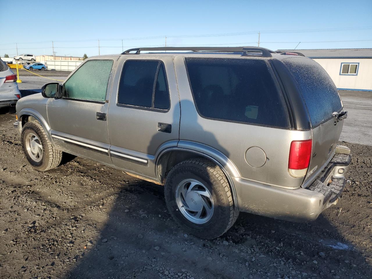 Obraz 2 z 2001 CHEVROLET BLAZER  2001 z VIN 1GNDT13W612218729