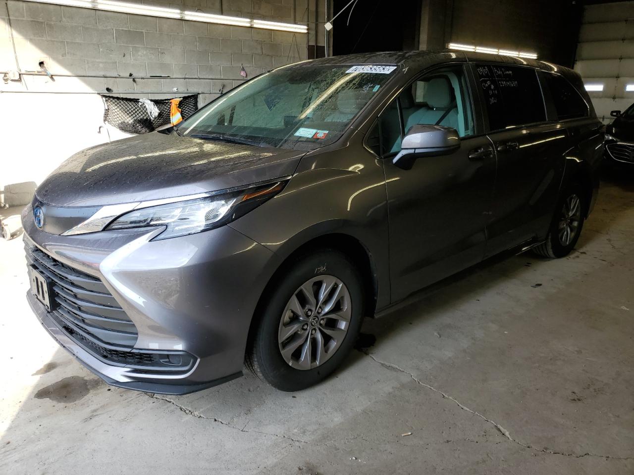 Image 1 of 2023 TOYOTA SIENNA LE 2023 with VIN 5TDKRKEC8PS166271