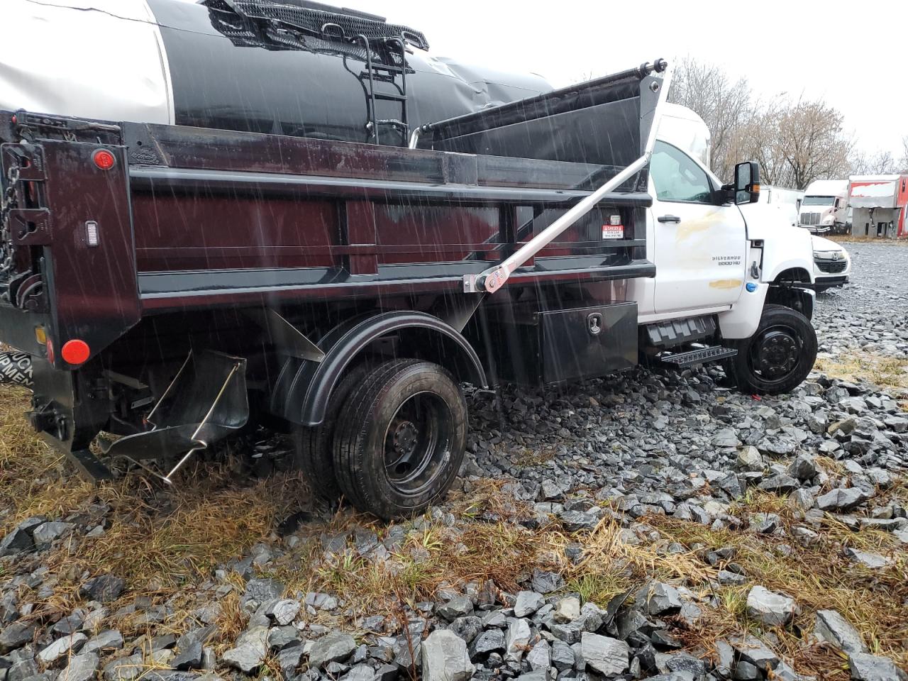 Image 3 of 2021 CHEVROLET SILVERADO MEDIUM DUTY  2021 with VIN 1HTKJPVM6MH677980