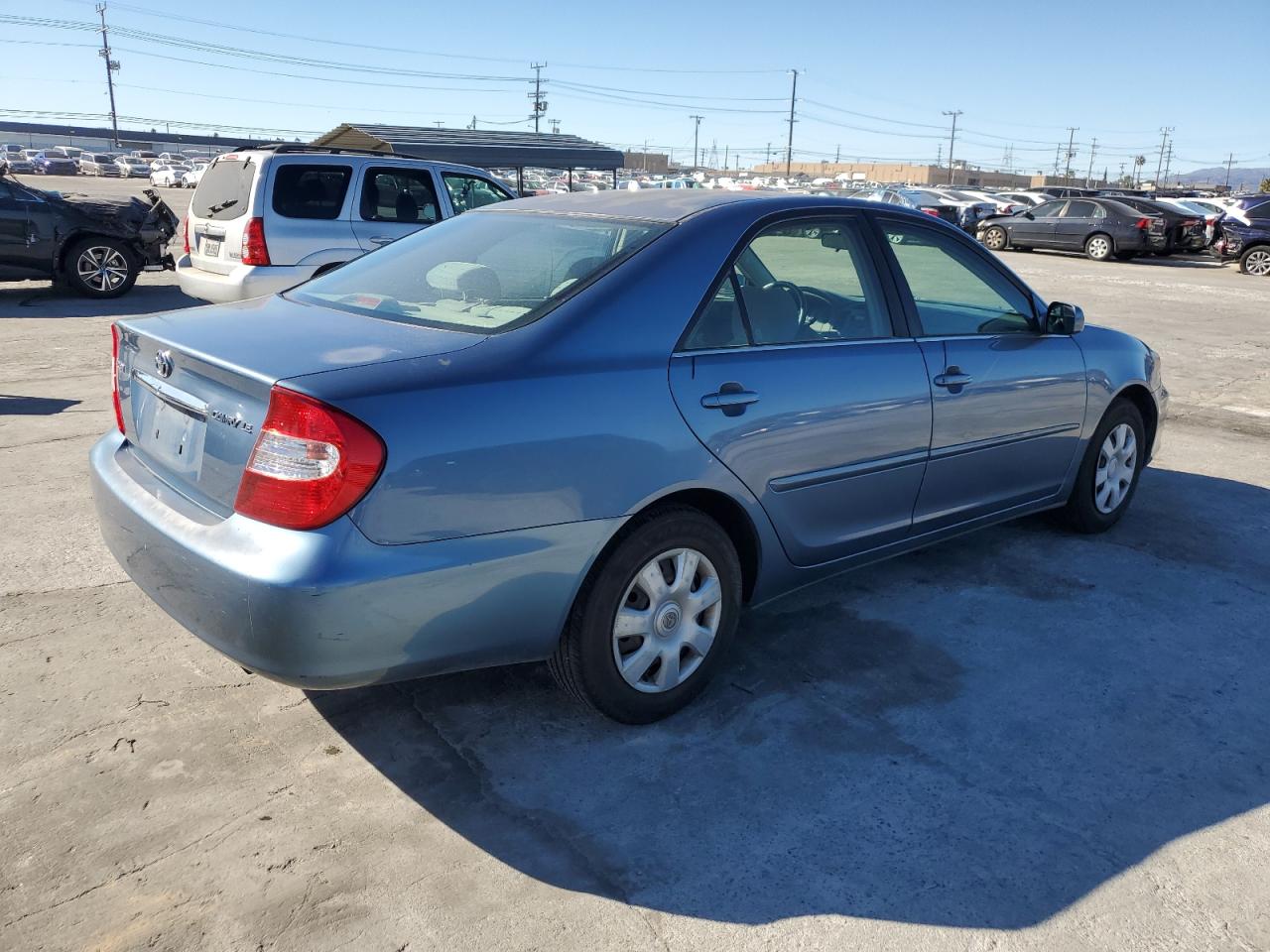 Obraz 3 z 2002 TOYOTA CAMRY LE 2002 z VIN JTDBE30K520061022