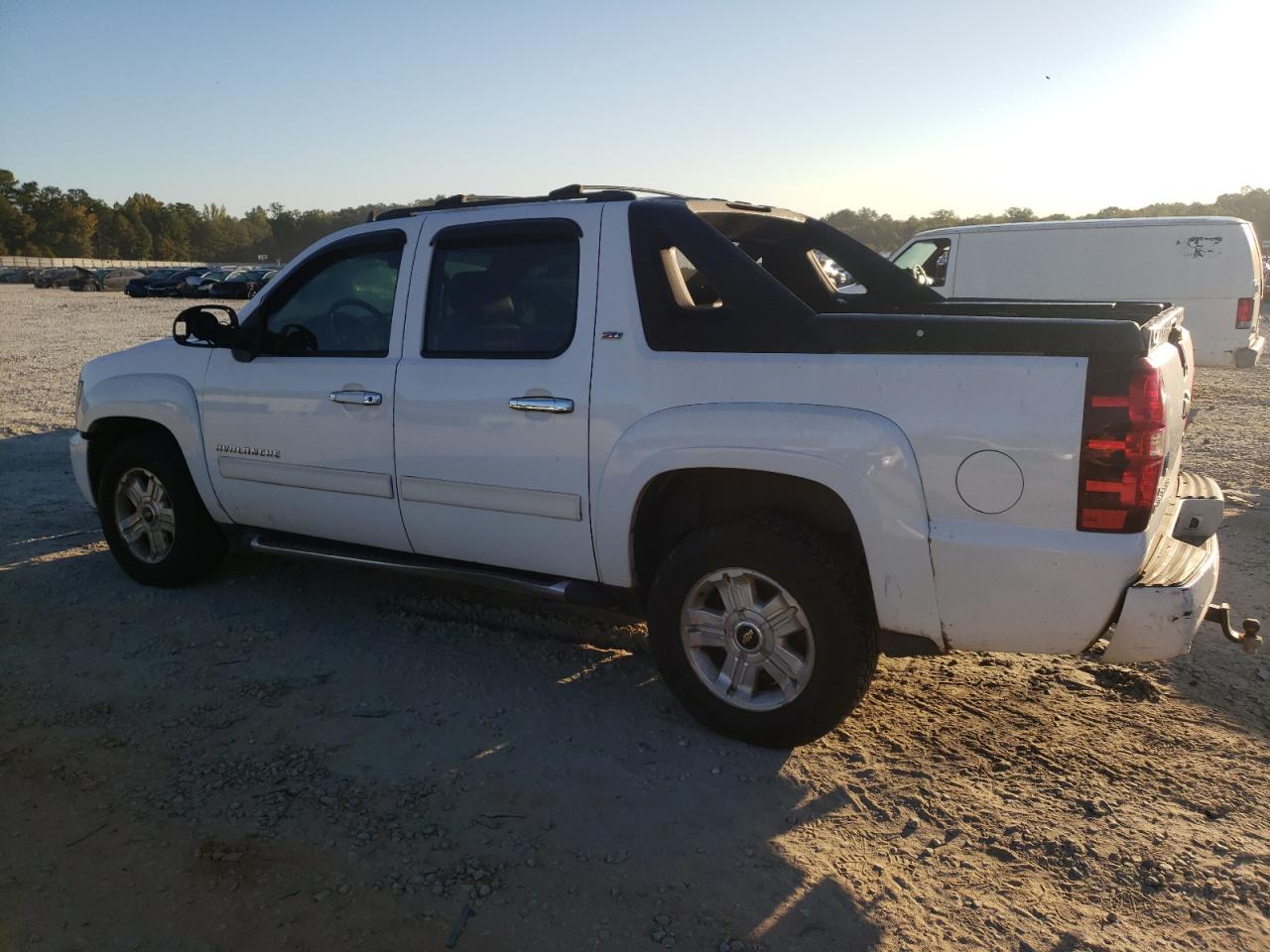 Image 2 of 2011 CHEVROLET AVALANCHE LT 2011 with VIN 3GNMCFE01BG116530
